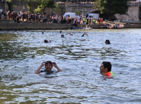 prefeita de Paris nada no Sena: foto