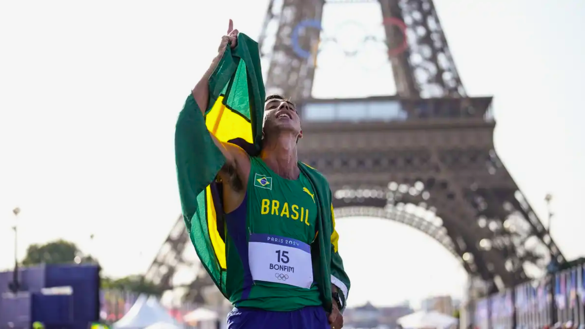 Caio Bonfim após conquistar a medalha de prata na Marcha Atlética