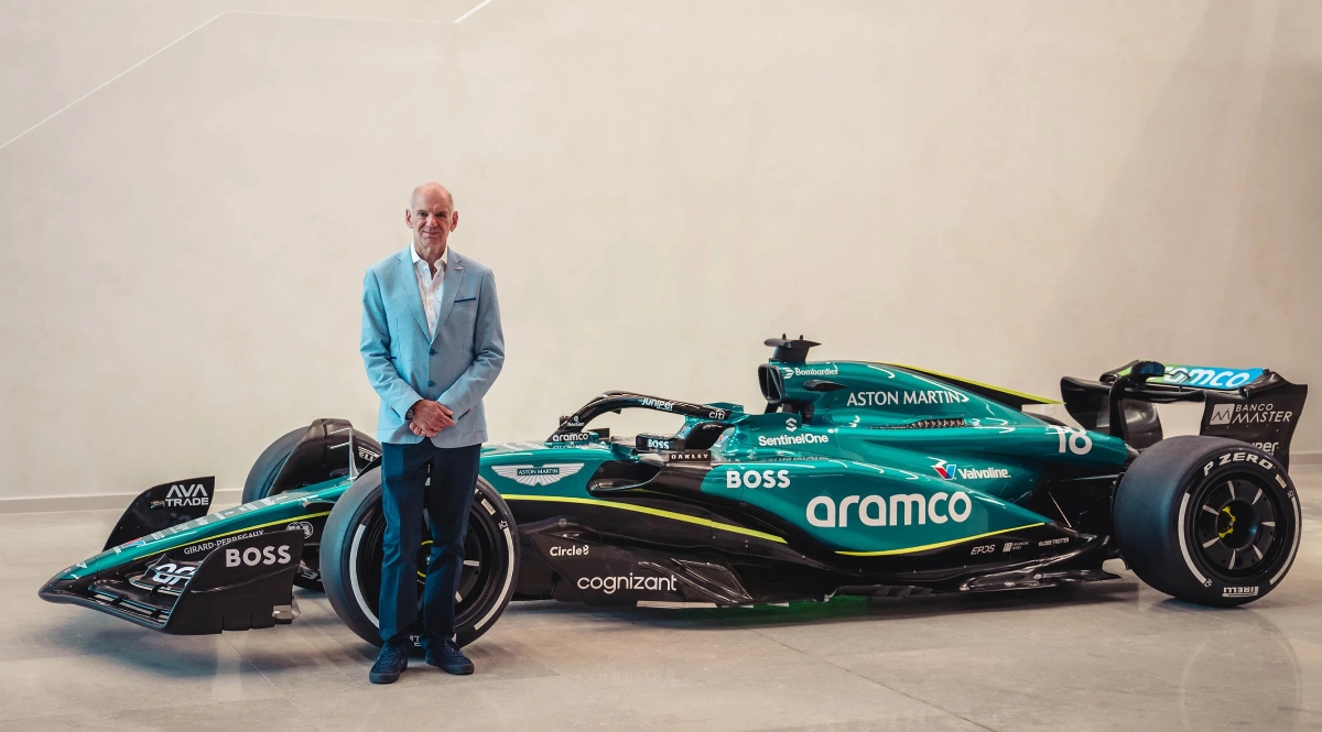 Adrian Newey ao lado do carro