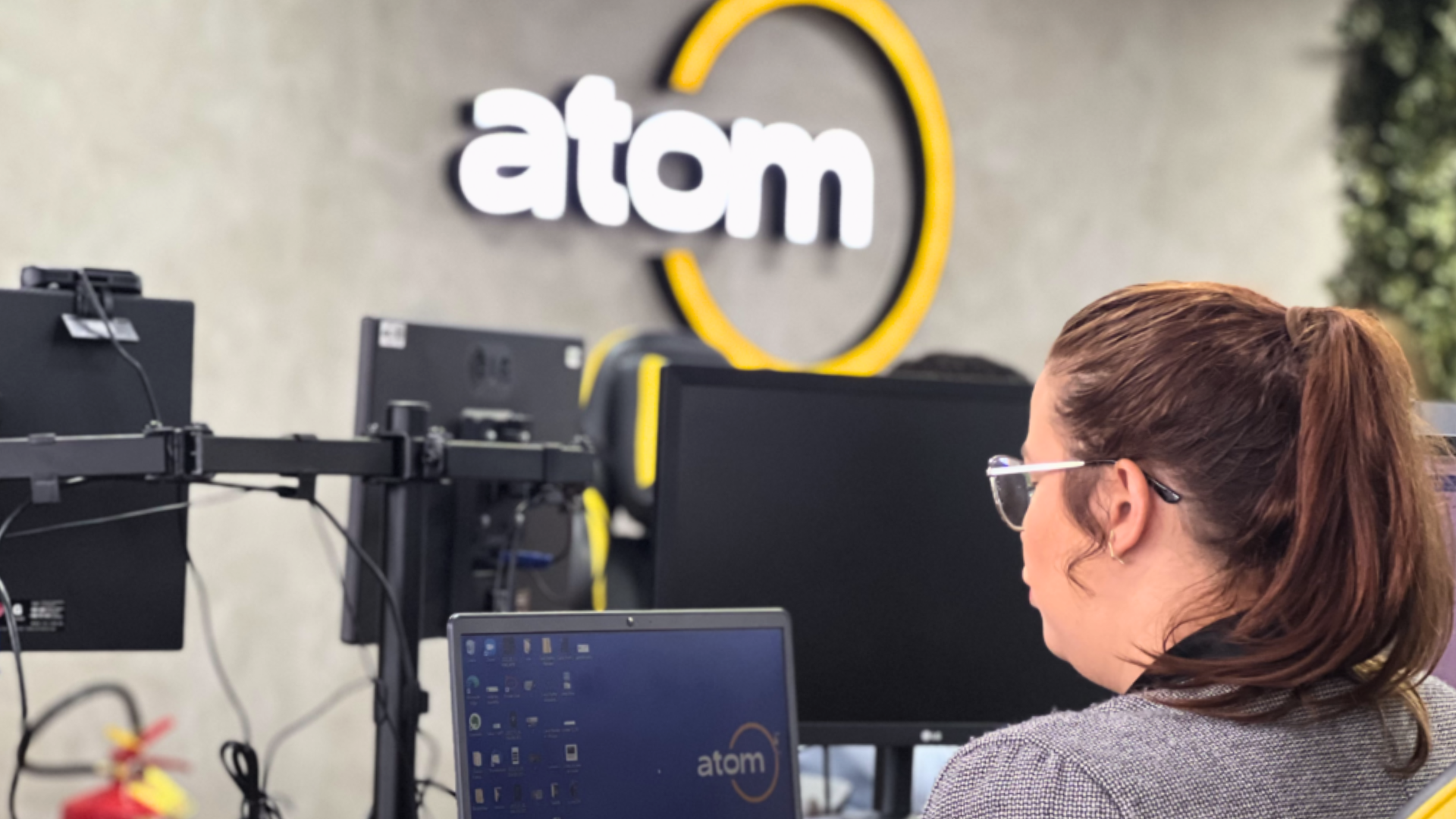 Mulher estudando na plataforma da Atom Educacional