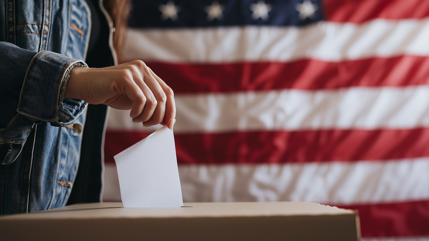 eleições americanas: foto de mulher depositando voto na urna, com bandeira dos EUA ao fundo