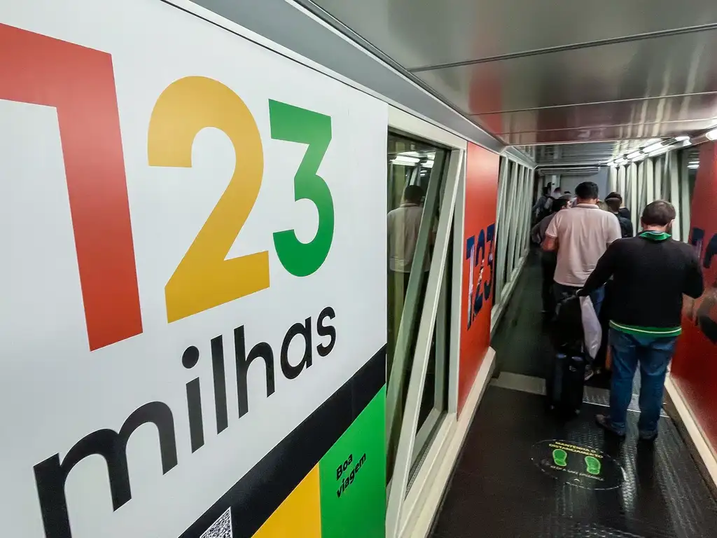 Propaganda da 123Milhas no aeroporto de Brasília