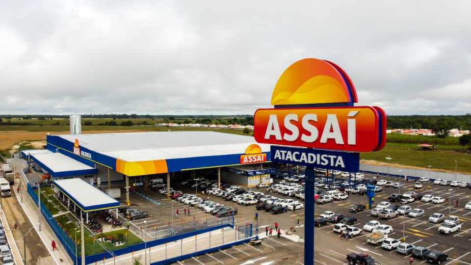 ASAI3 tem queda no lucro líquido