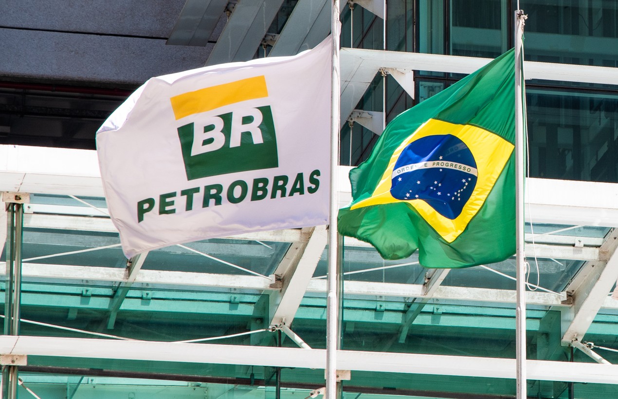 Petrobras EQI Research: bandeiras do Brasil e da Petrobras na foto