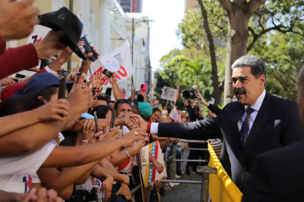 Nicolas Maduro toma posse no terceiro mandato