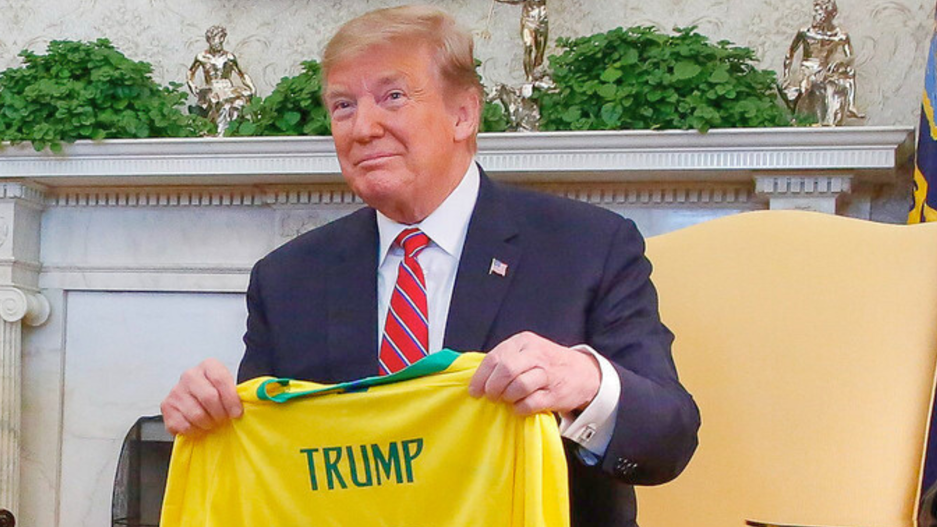 Donald Trump com a camisa da seleção brasileira