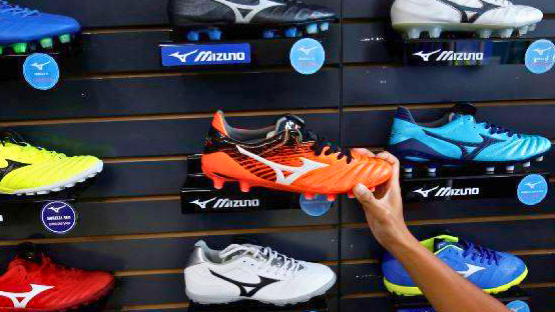 Chuteiras da Mizuno, marca representada pela Vulcabras