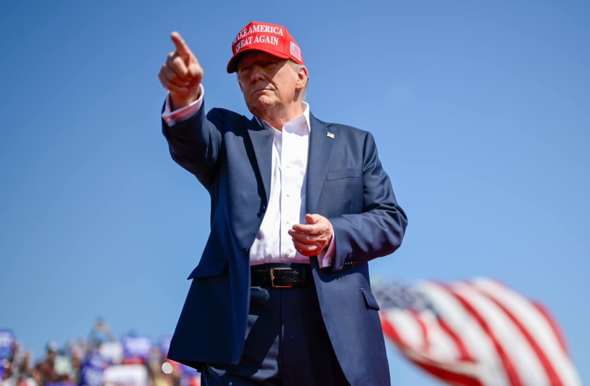 Donald Trump discursa com boné vermelho