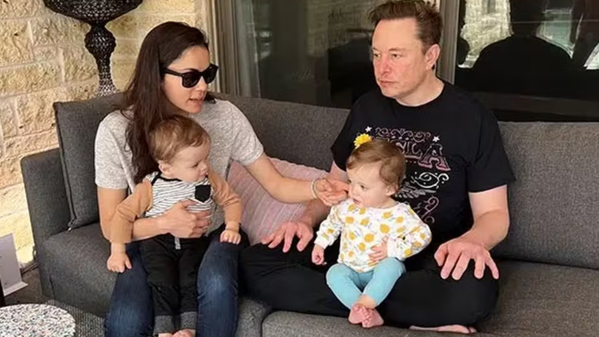 Elon Muks e os seus filhos e esposa