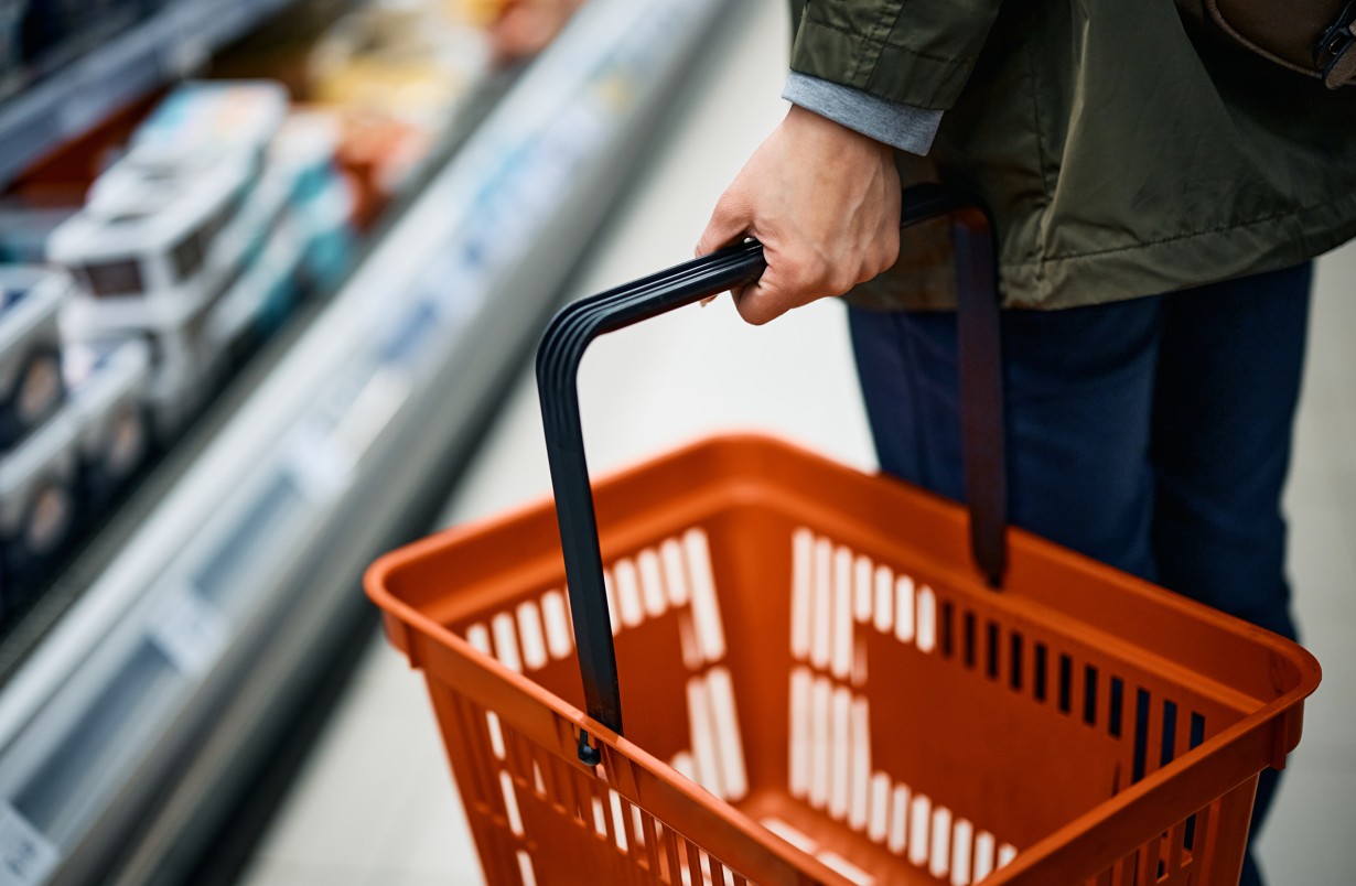 IPCA-15 de fevereiro: imagem de homem com cesta vazia de supermercado