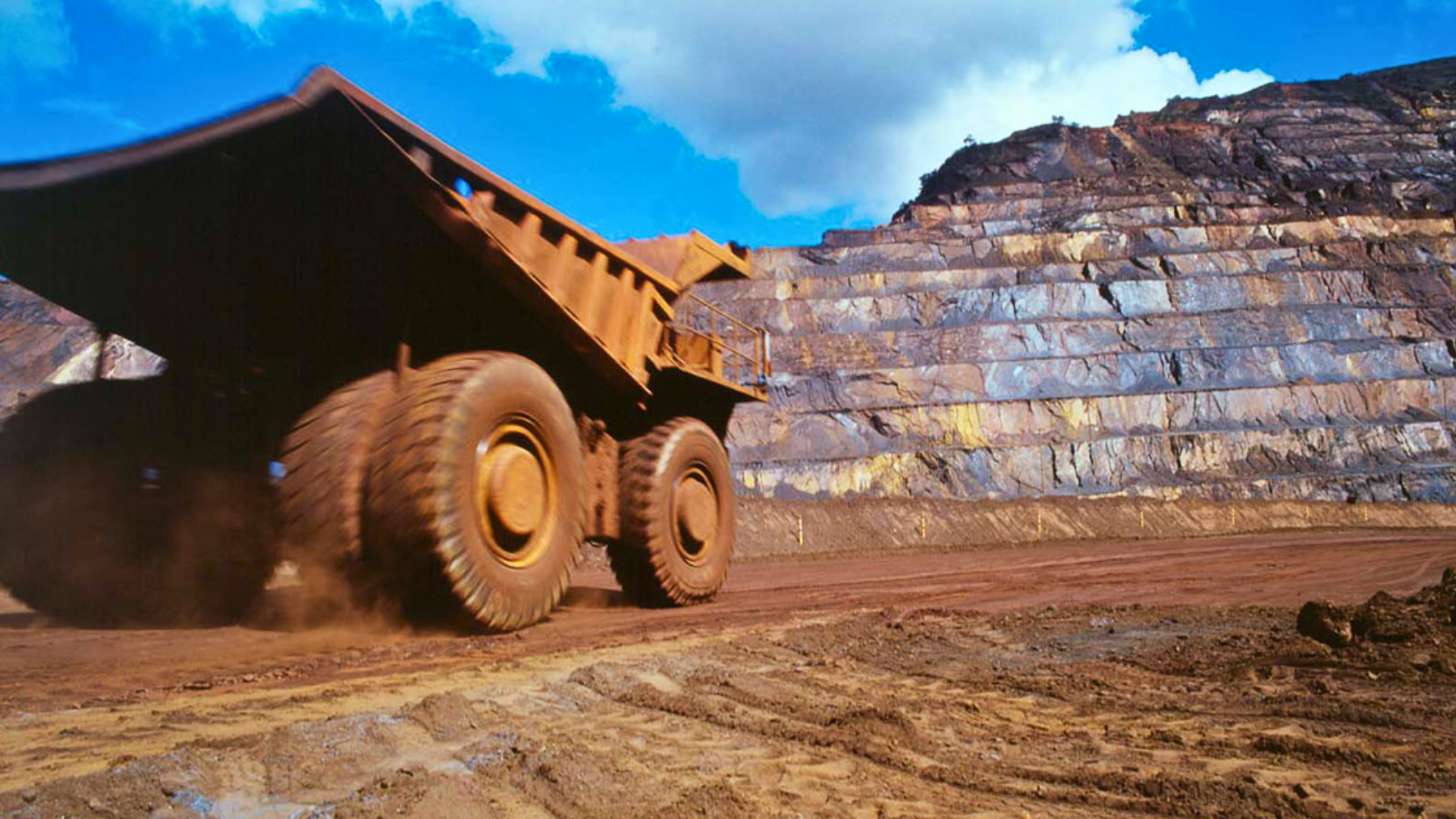 Caminhão em um campo de mineração