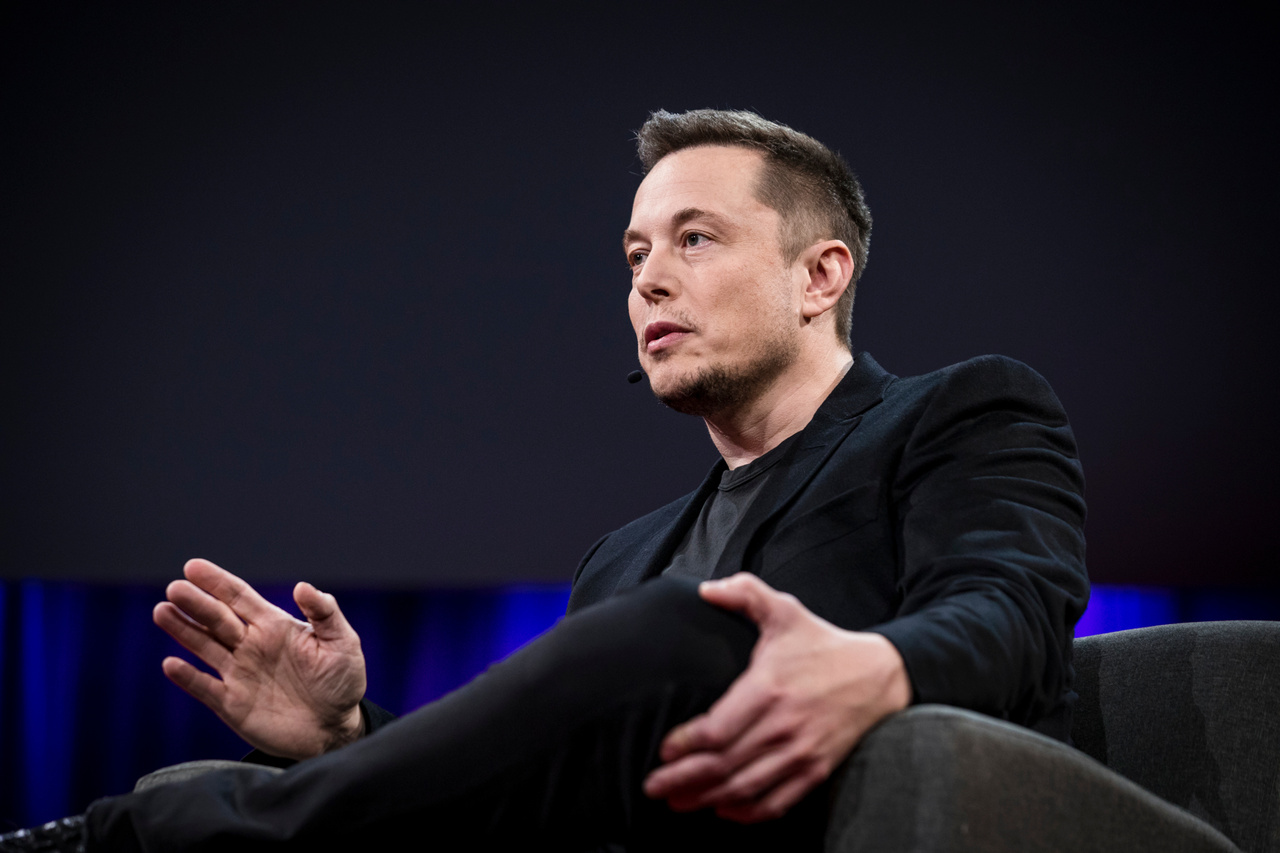 Musk pede que funcionários mantenham ações da Tesla; entenda o motivo