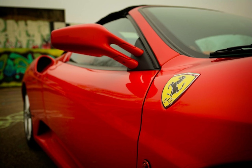 Detalhe de carro da Ferrari