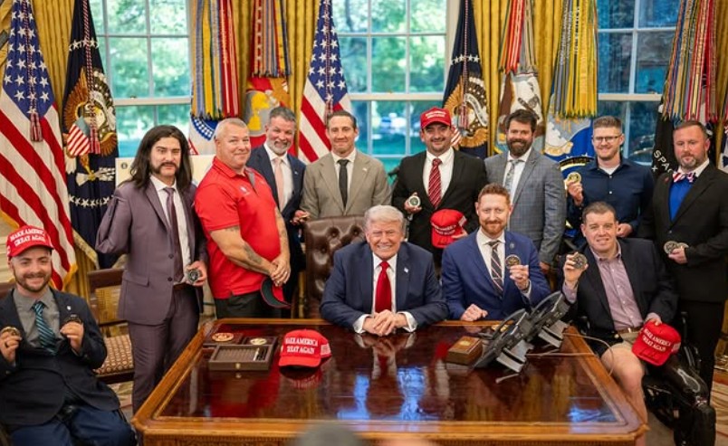foto de Donald Trump no Salão Oval com convidados