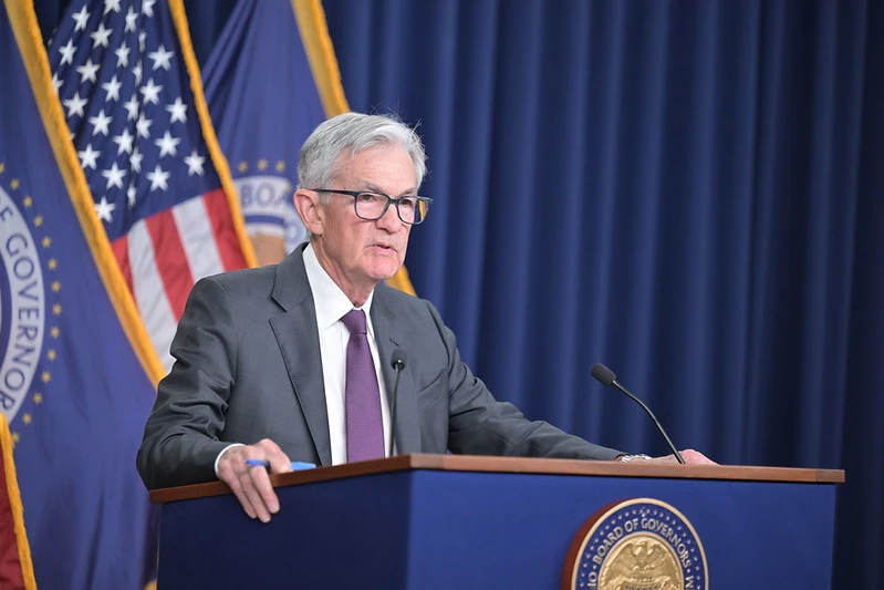 Jerome Powell em palco explicando inflação em ata do Fed