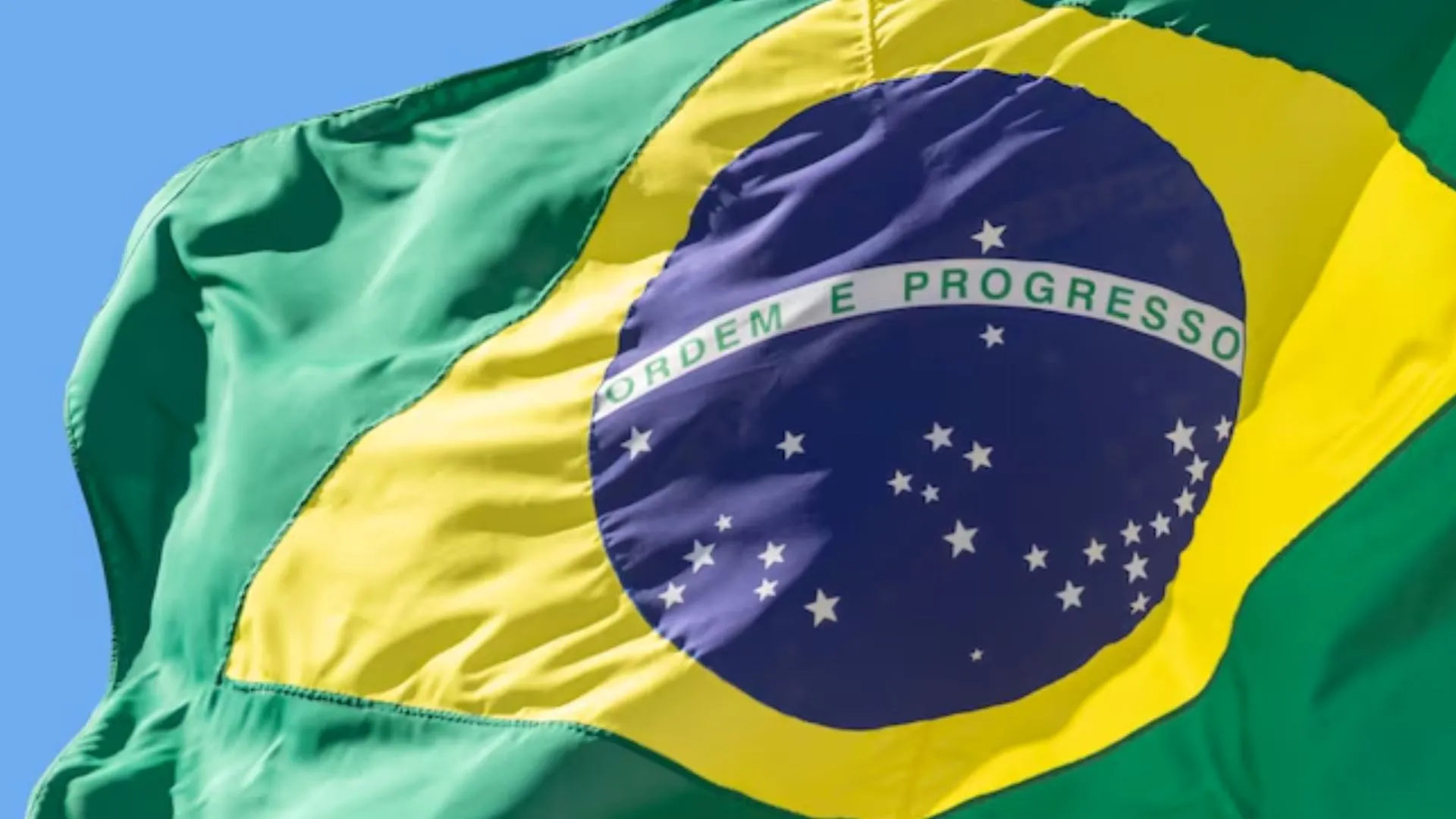 Bandeira do Brasil tremulando ao vento, simbolizando o mercado financeiro brasileiro