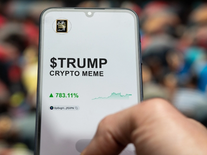 Memecoin Trump: imagem mostra celular negociando cripto