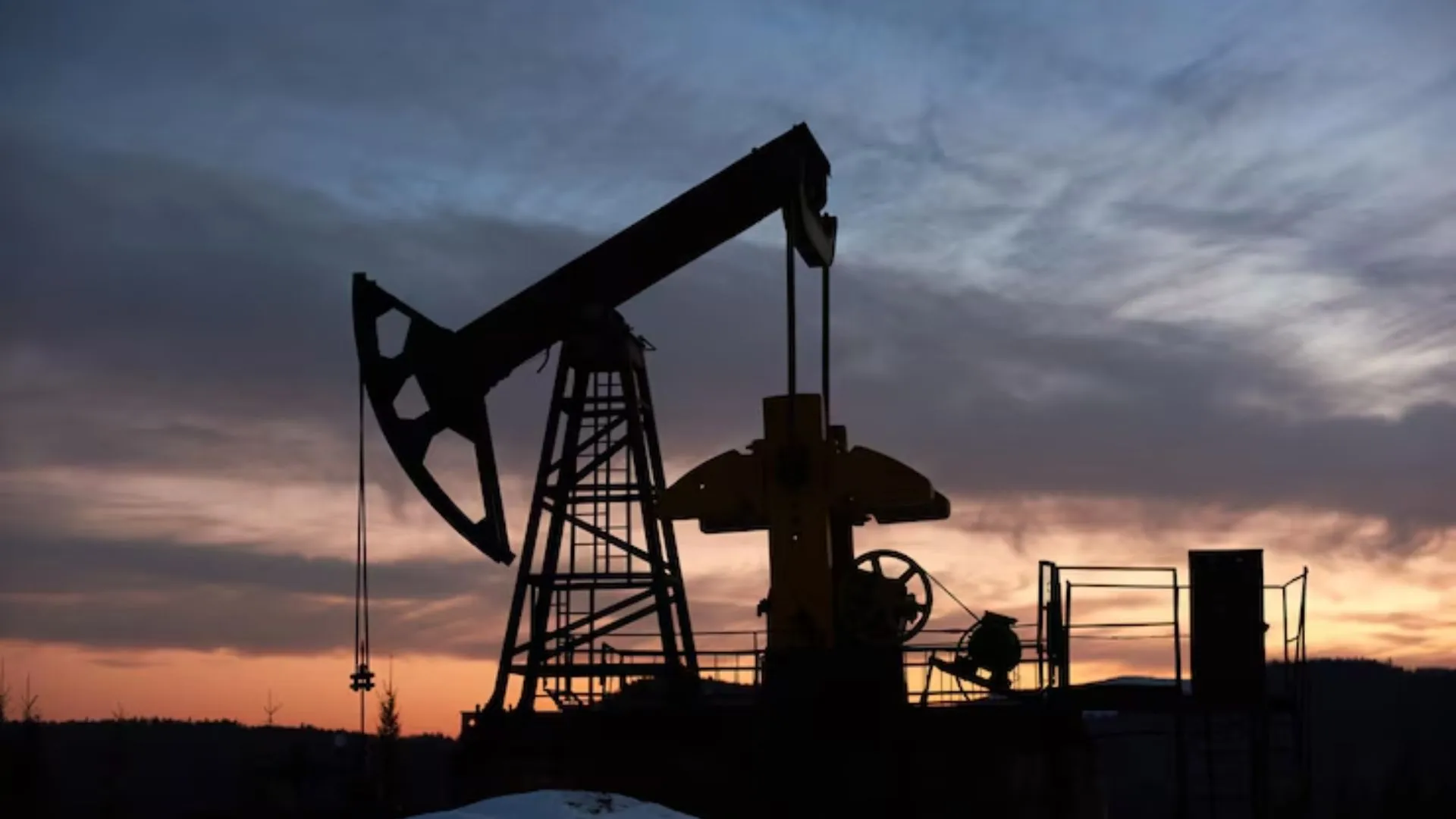 Bomba de extração de petróleo operando ao entardecer — imagem ilustrativa sobre o petróleo hoje