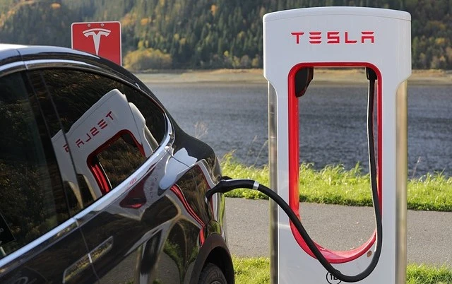 Foto mostra carro da Tesla abastecendo em um ponto de recarga