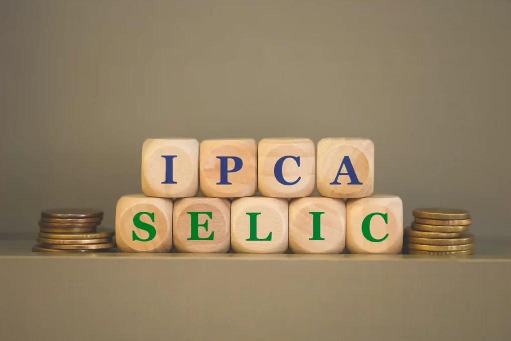 imagem de pilhas de moedas e blocos de madeira com as palavras IPCA e Selic escritas neles