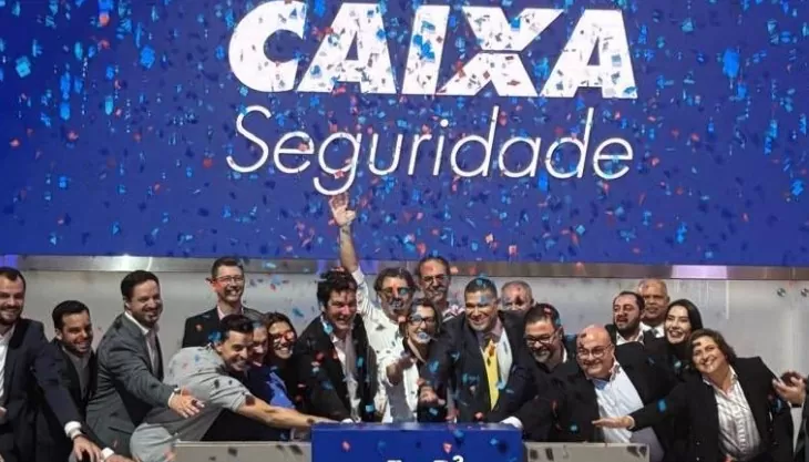 Funcionários da Caixa Seguridade comemoram negociações na bolsa de valores