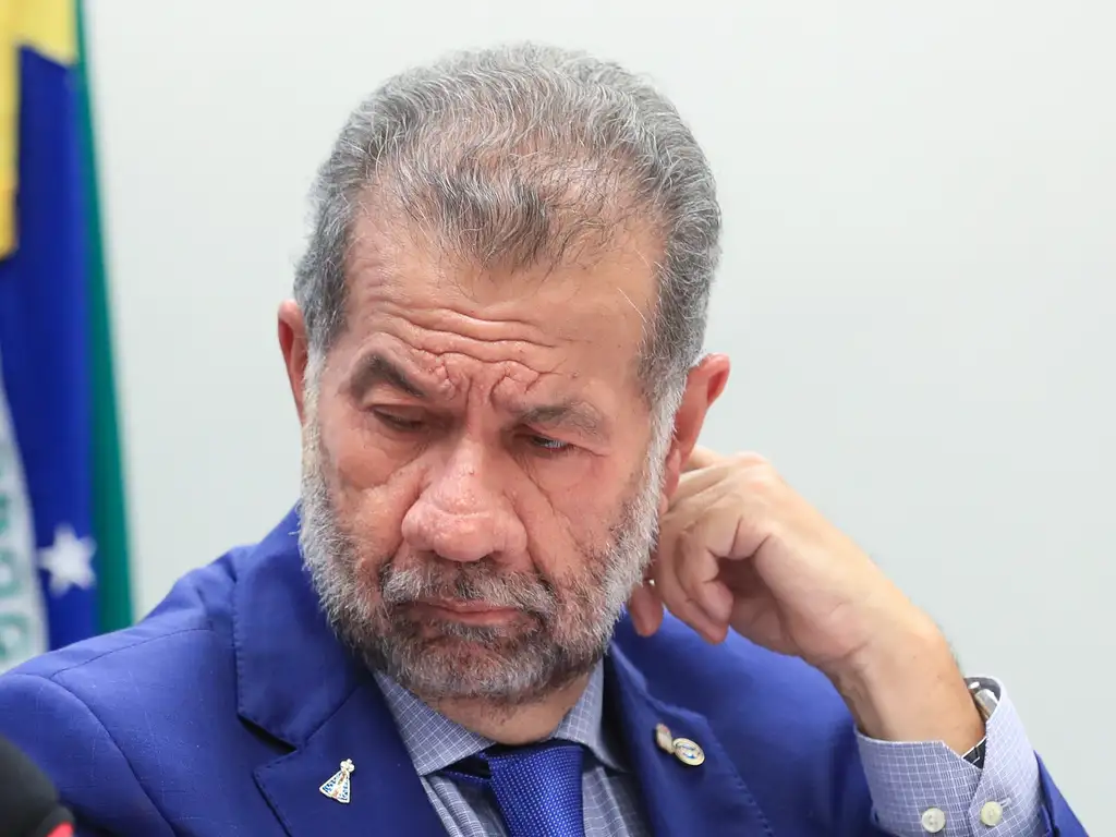Ministro Carlos Lupi pede demissão