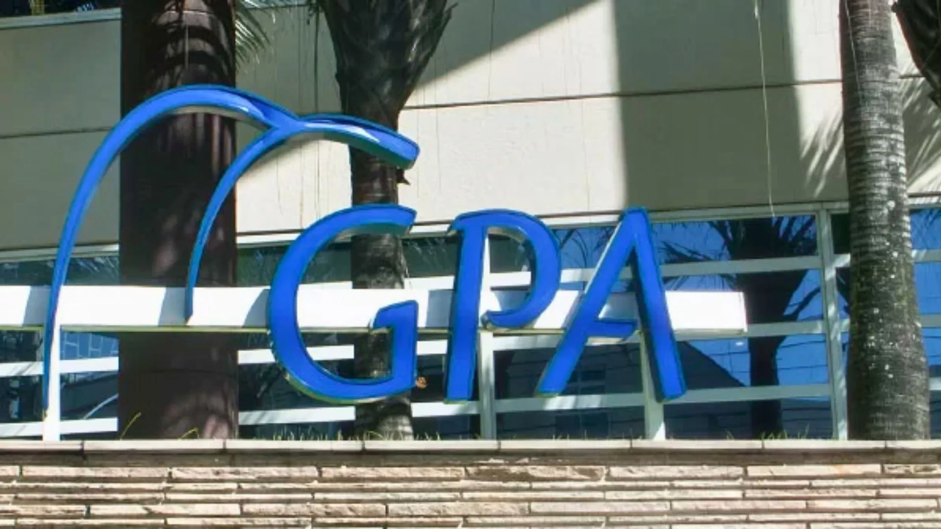 Ações do GPA caem: foto mostra logo da empresa em frente à sede