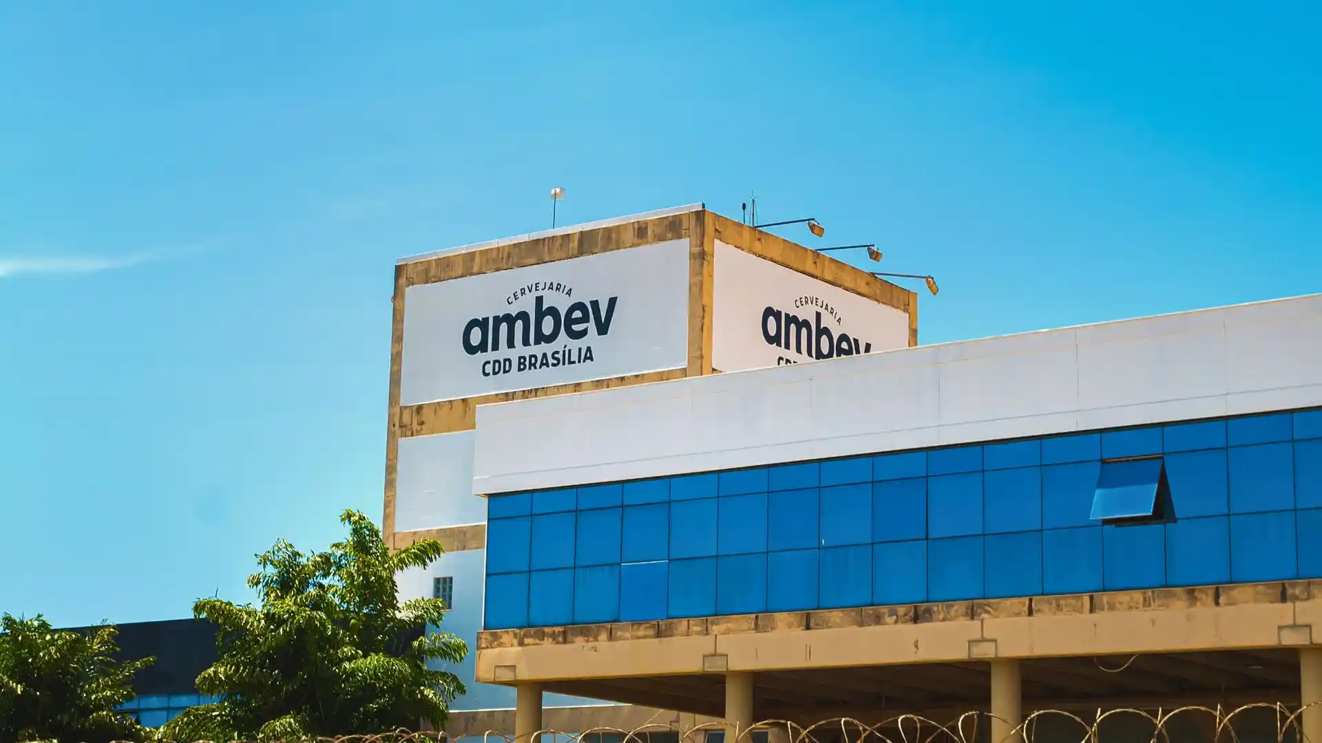 Fachada da sede da Ambev, ilustrando o contexto do balanço financeiro divulgado em 8 de maio de 2025.