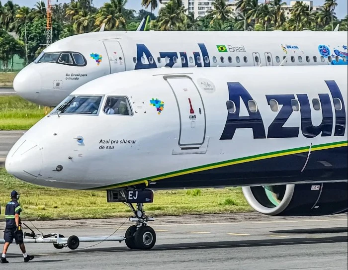 Avião da Azul (AZUL4) estacionado ao lado de outro