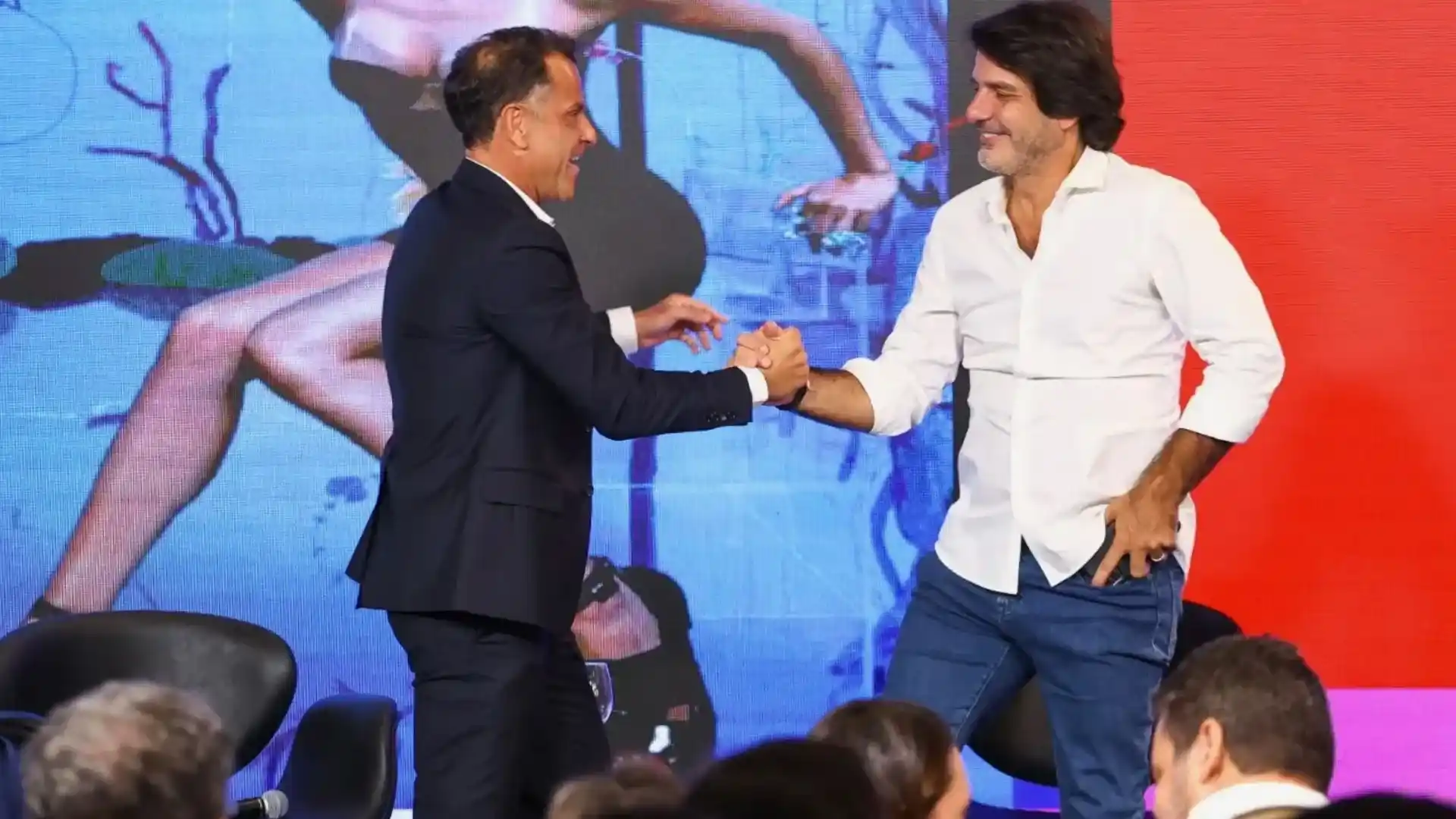Alexandre Birman e Roberto Jatahy apertam as mãos durante evento da Azzas 2154