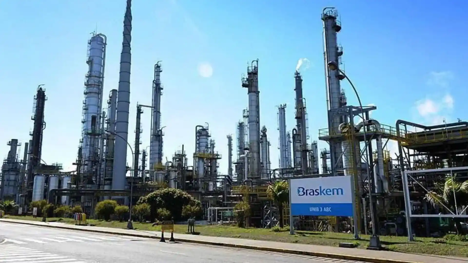 Vista das instalações industriais da Braskem com torres e dutos em destaque