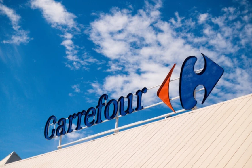 Logo do Carrefour no alto de um prédio da empresa