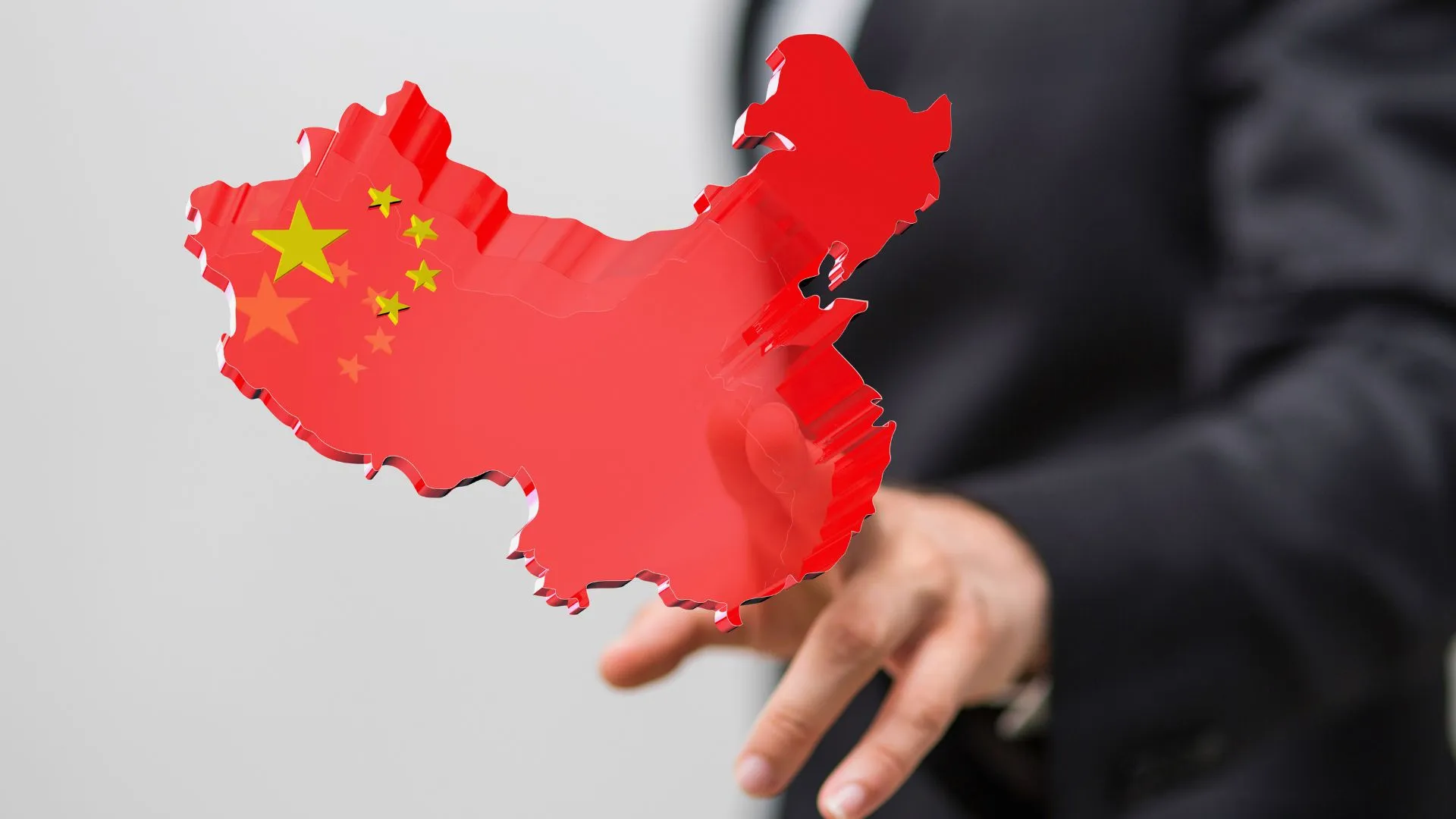 Mapa da China em vermelho com estrelas da bandeira chinesa, simbolizando a economia do país.