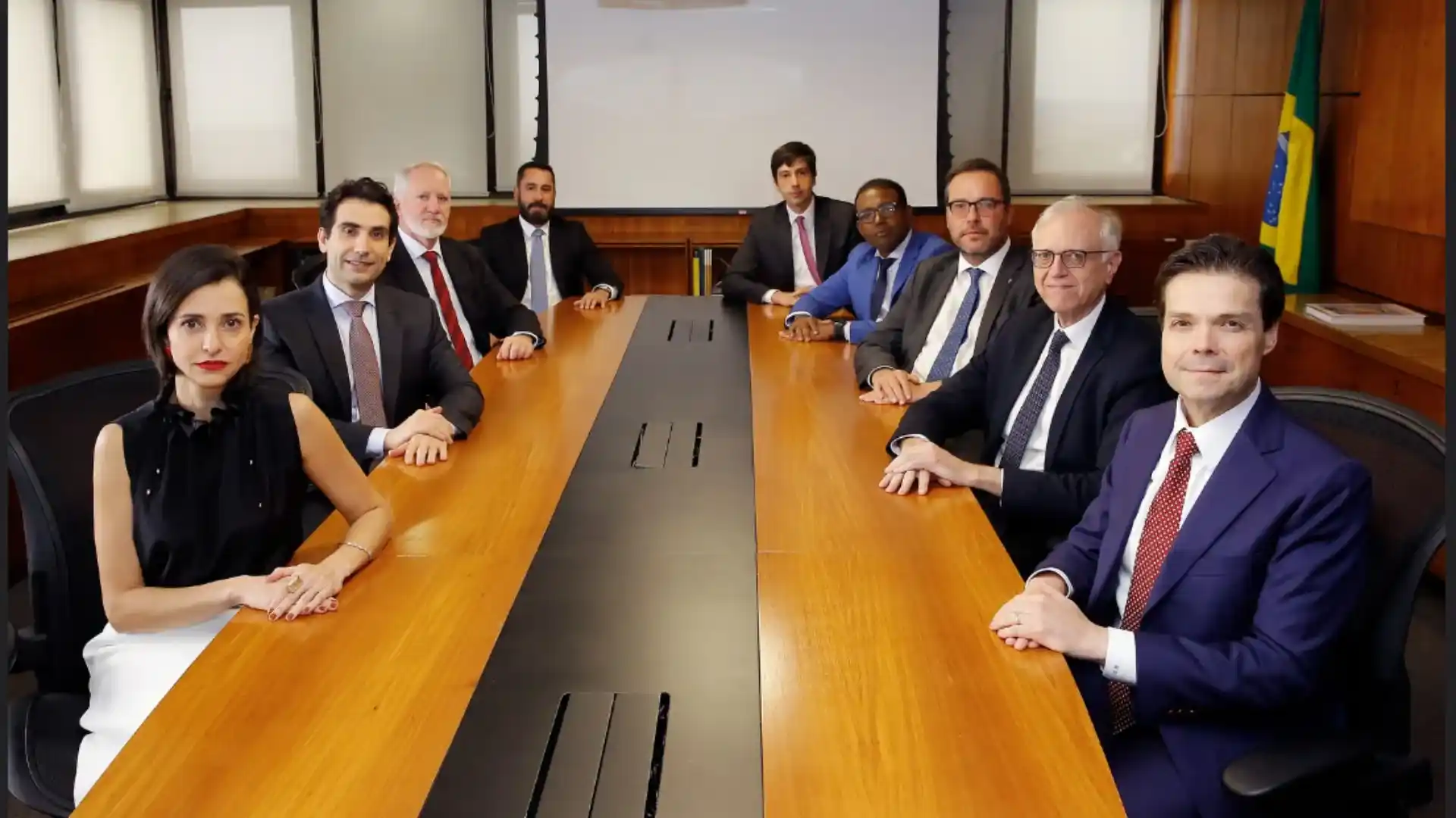 Integrantes do Copom reunidos em mesa de decisões sobre a taxa Selic no Banco Central do Brasil