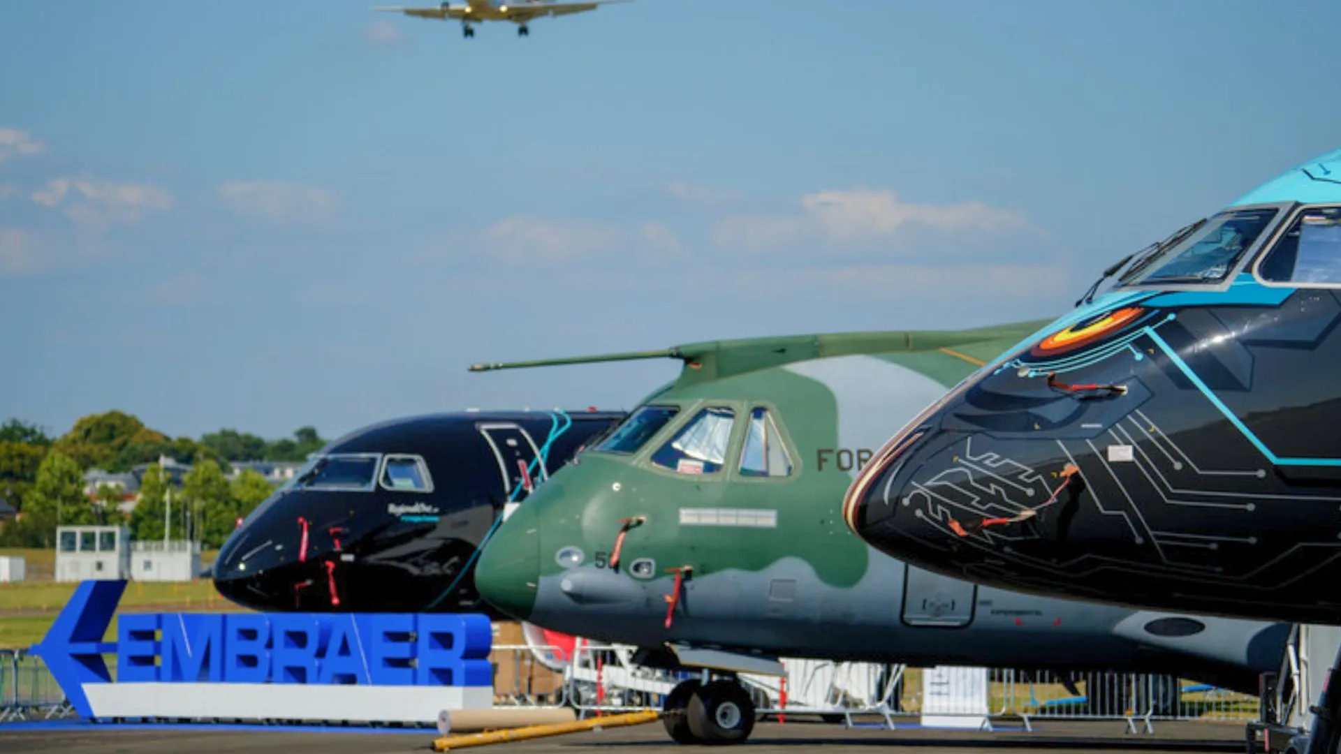 eronaves da Embraer em exposição no pátio da empresa