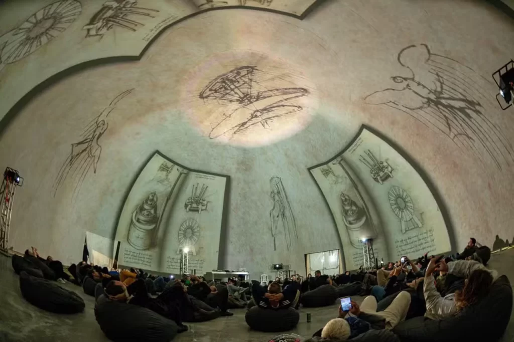 No "planetário" da entrada o público é convidado a sair dos celulares e assistir a um vídeo que introduz o trabalho de Leonardo da Vinci.