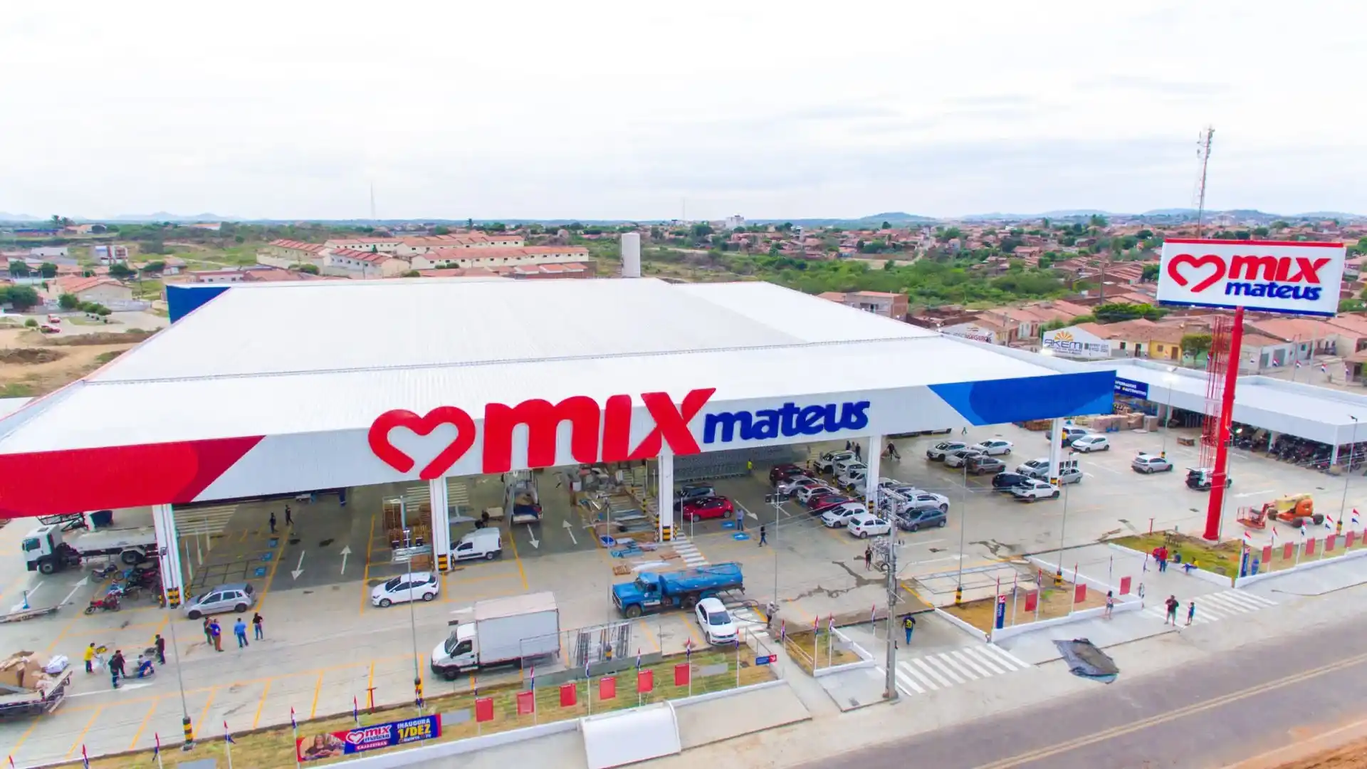 Fachada de unidade do Mix Atacarejo do Grupo Mateus, ilustrando expansão da empresa analisada pela EQI Research no balanço do 1TRI25.