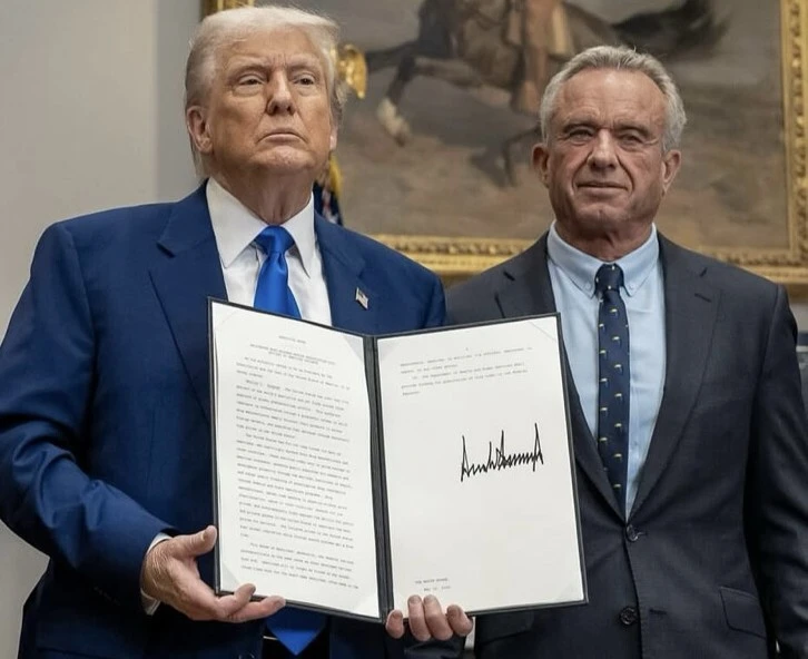 Donald Trump ao lado de Robert Kennedy Jr, em matéria sobre impostos nos EUA