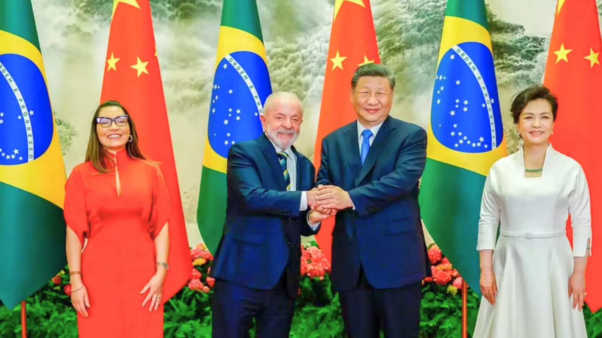 Janja ao lado de Lula e Xi Jinping durante encontro oficial na China