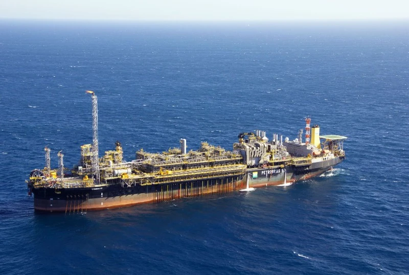 Plataforma da Petrobras (PETR4) no mar