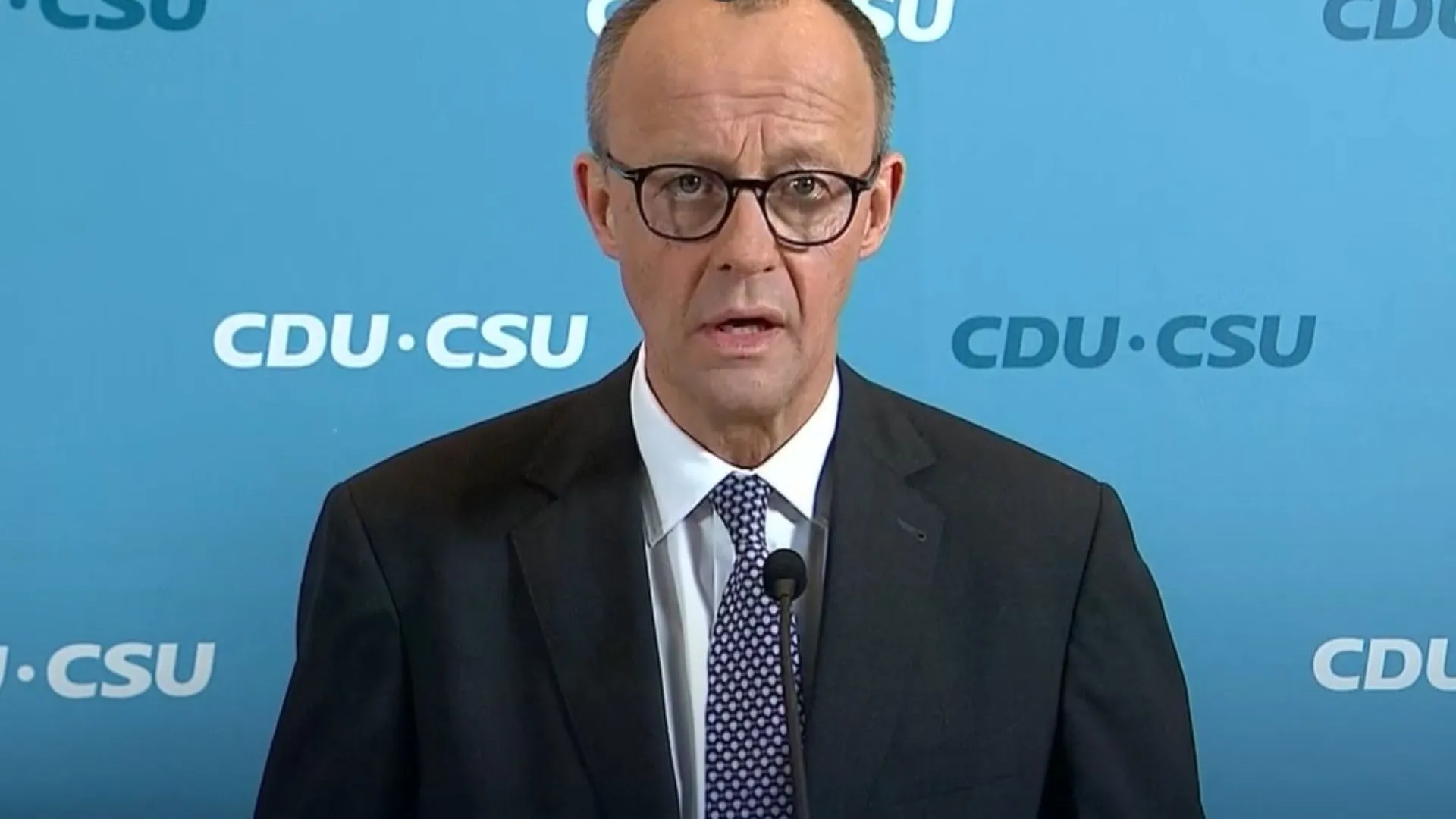 Friedrich Merz durante coletiva de imprensa como novo chanceler da Alemanha