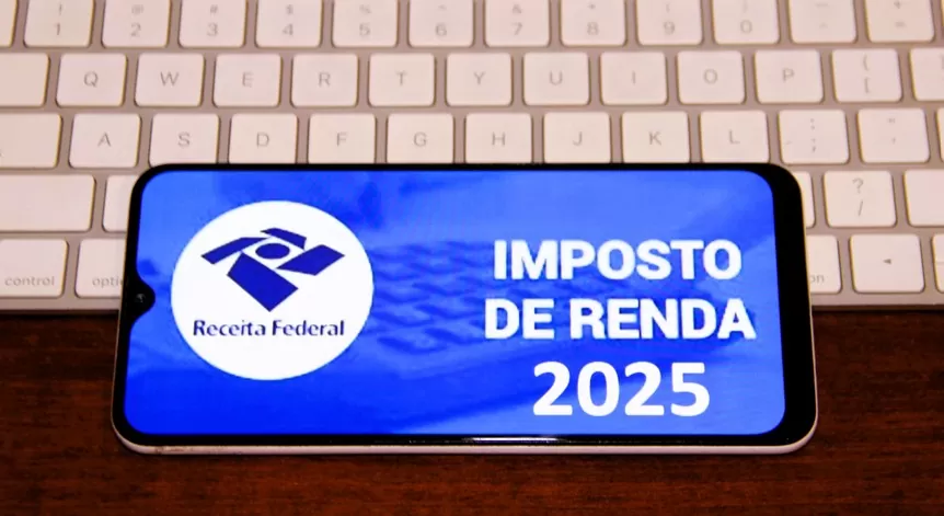 reta final do IR 2025: imagem de celular com programa do IR e teclado de computador