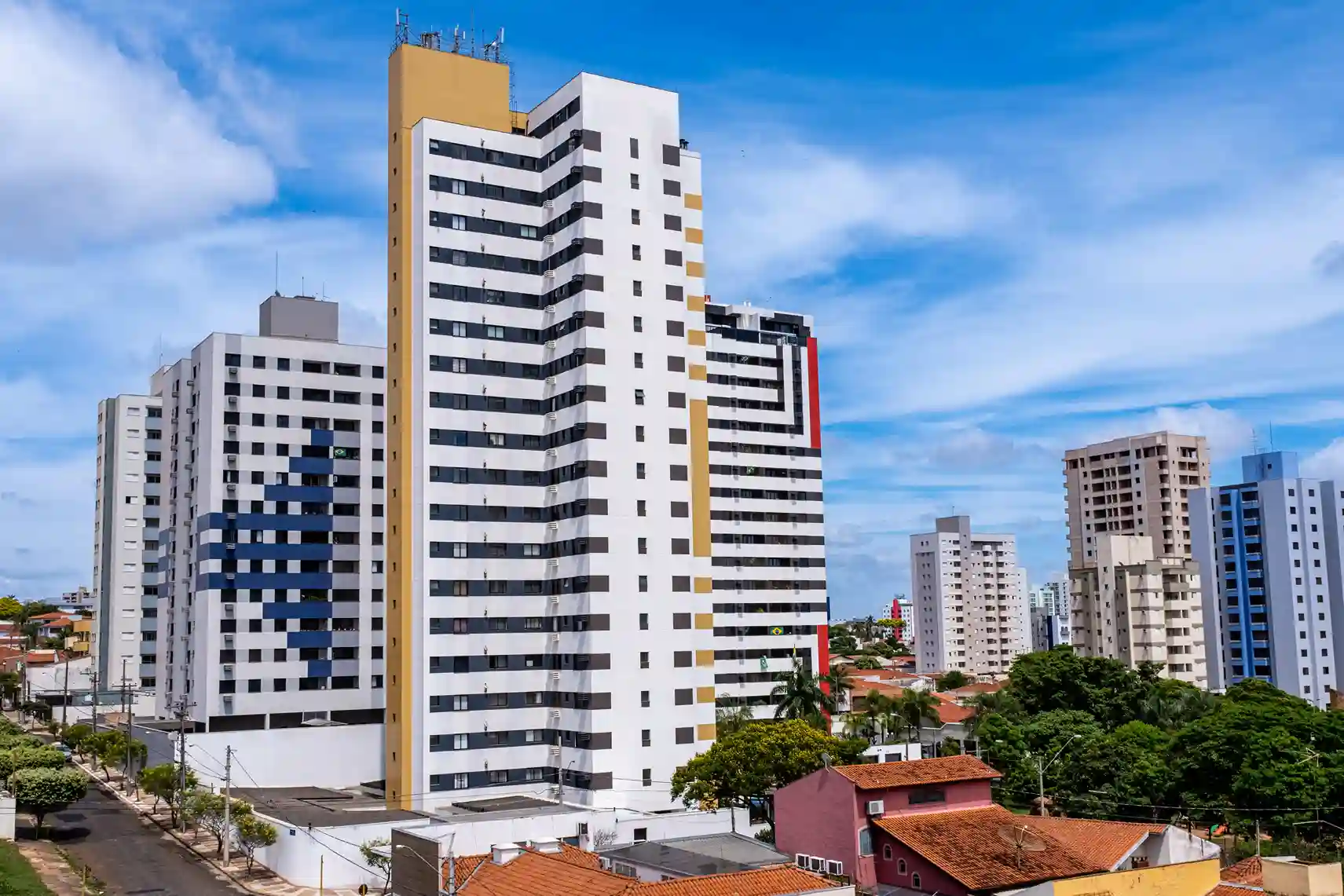 Prédios residenciais, simbolizando o impacto da taxação das LCIs no crédito imobiliário