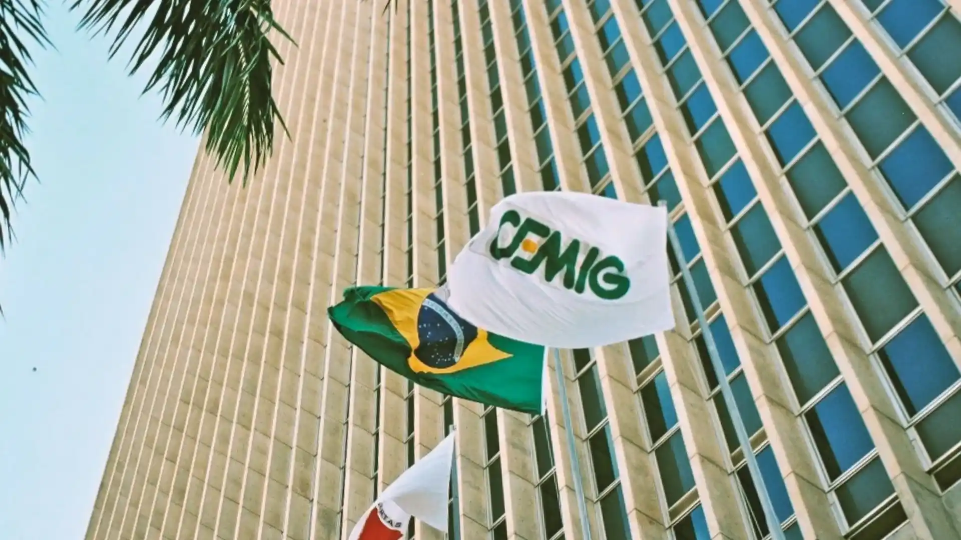 Bandeiras da Cemig e do Brasil em frente a um prédio, representando os dividendos
