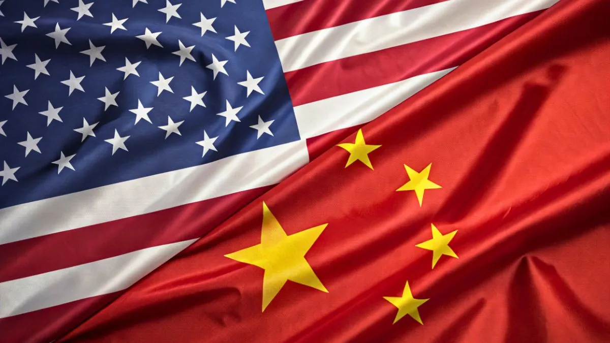 Bandeiras dos Estados Unidos e da China juntas, simbolizando o acordo comercial
