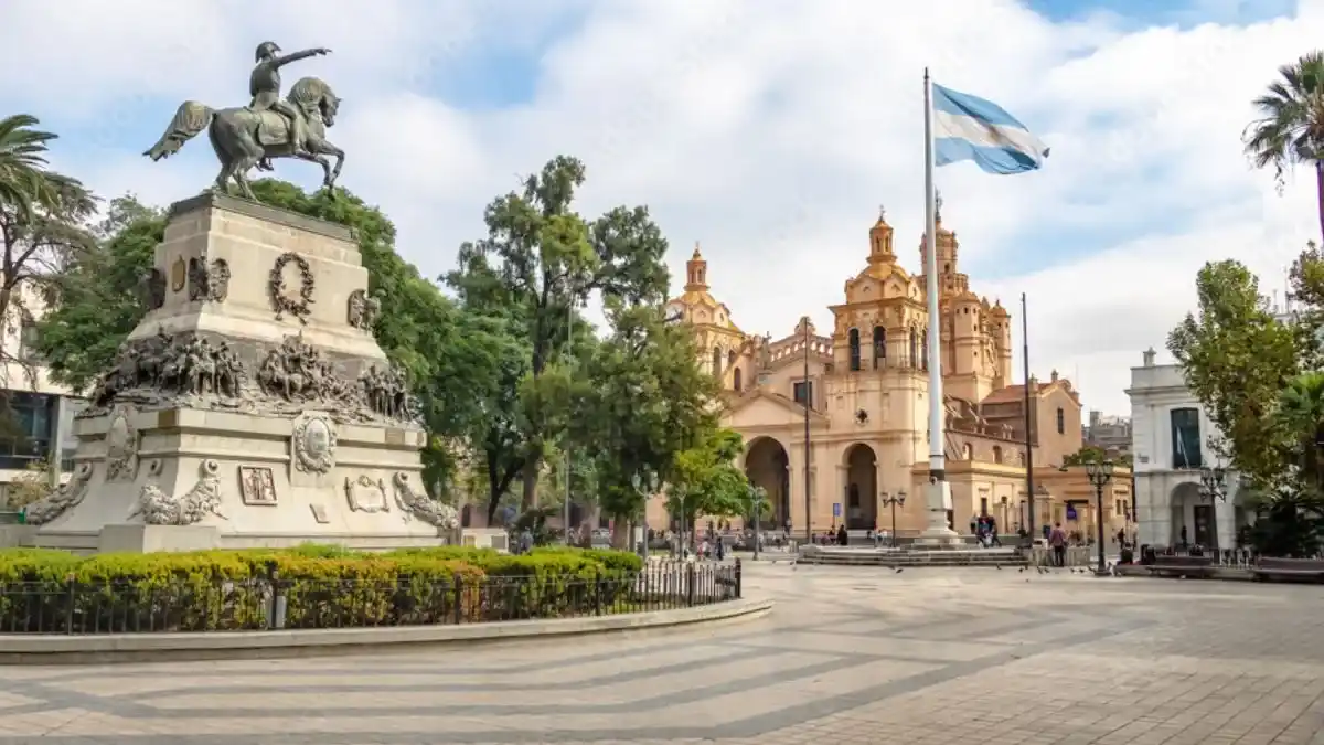 Bandeira da Argentina em praça pública, representando a inflação do país.