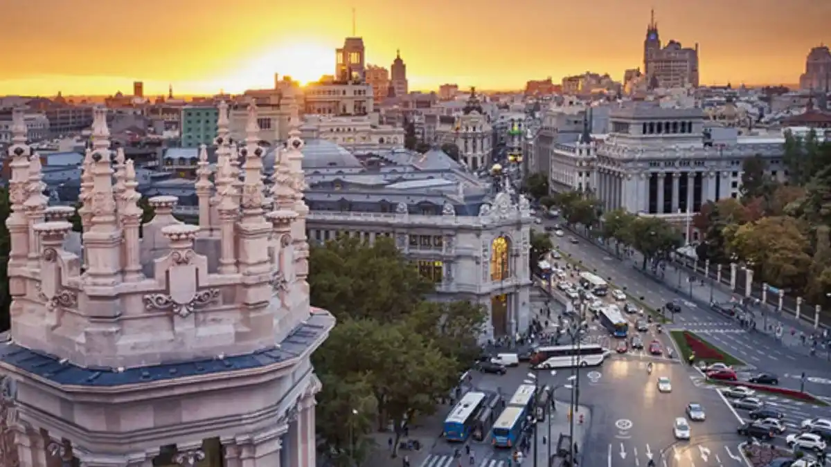 Vista aérea de uma cidade ao pôr do sol, representando a Bain Capital e investimentos.