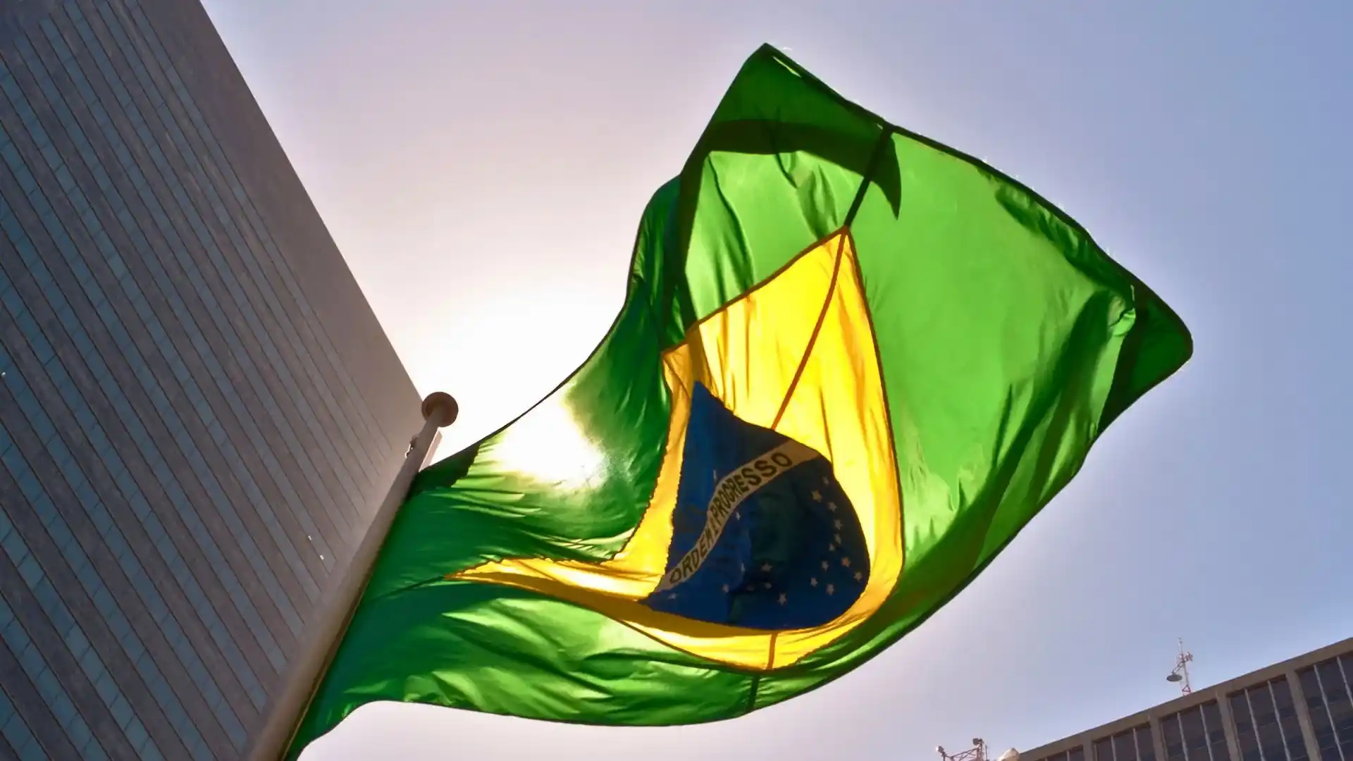 Bandeira do Brasil, simbolizando a previsão de crescimento econômico