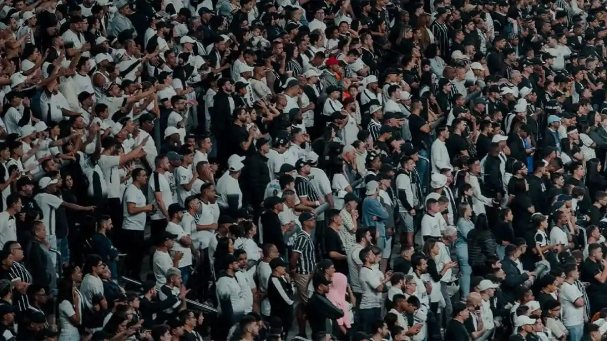 Torcida do Corinthians em estádio, simbolizando a campanha para Vicky Safra