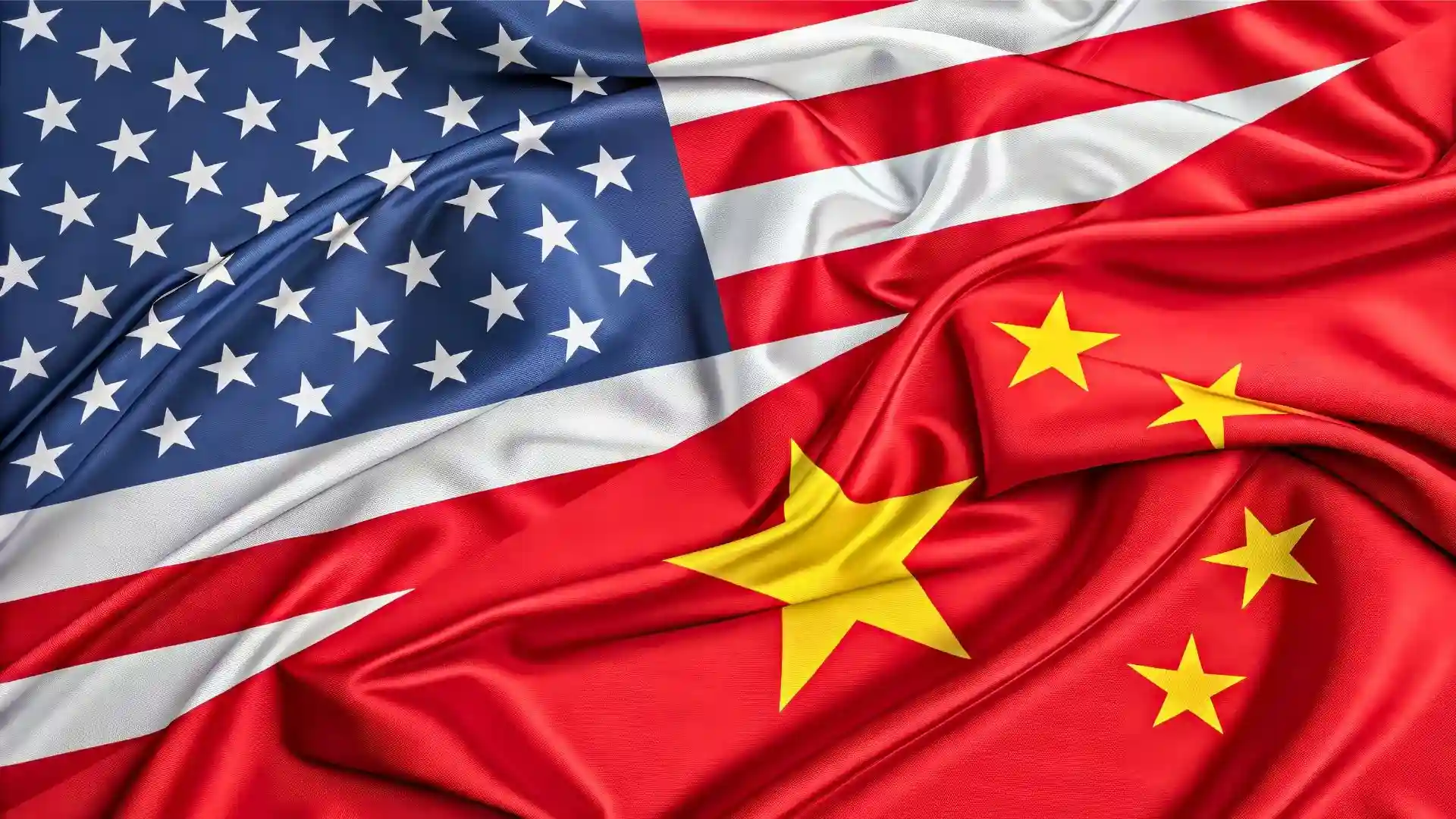 Bandeiras dos EUA e China, representando negociações comerciais